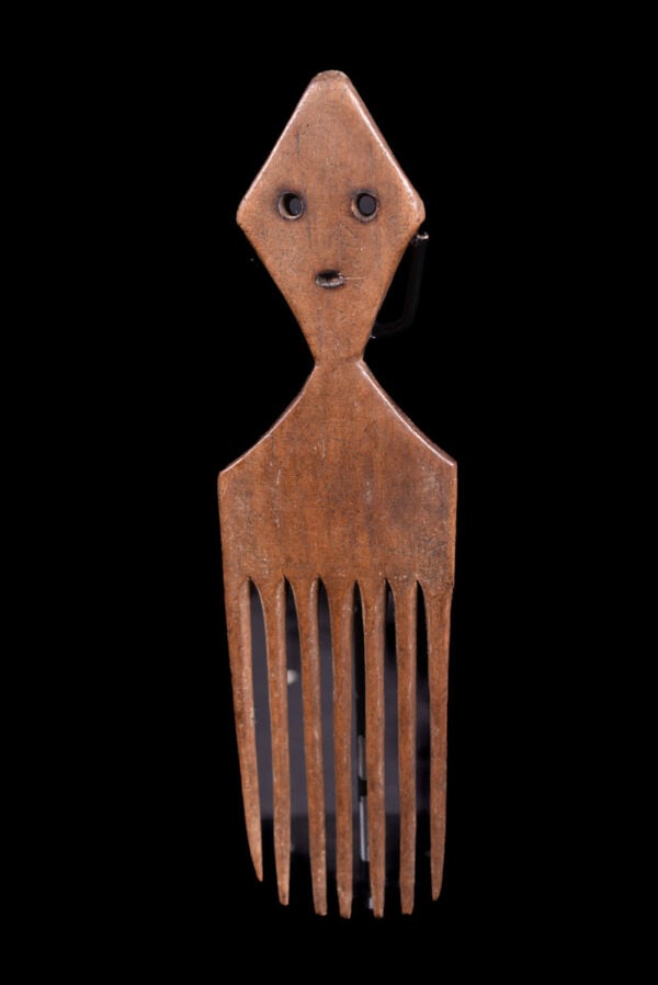 Comb - Wood - Lega - DR Congo: Detailed wooden comb with great patina from the Lega tribe of DR Congo. The comb is made from wood. Good condition with traces of wear and tear. Provenance: former private German collection. Object