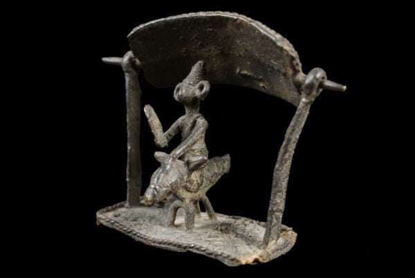 Horse rider figure - Bronze- Sao / Kotoko - Chad: Stylistic bronze equestrian figure from the Sao / Kotoko tribe. These figures were crafted in Chad, following the cire perdue (lost wax) technique. Horses riders have a high social rank in Chad. They