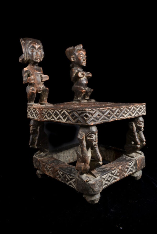 Royal throne (Ngundja) - Wood - Chokwe - DR Congo: Wonderfull wooden Royal Chokwe throne from DR Congo. Detailed piece with finely carrved wooden Chokwe figures. In many societies of Central Africa, such as the Chokwe and related peoples like the
