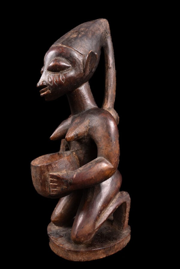 Divination bowl figure - Wood - Yoruba - Nigeria: Beautiful YORUBA divination bowl figure of Nigeria. One of the most famous Divination (Ifa) is practiced to explain misfortunes and help to prevent them. The diviner, in consulting a diety, manipulate