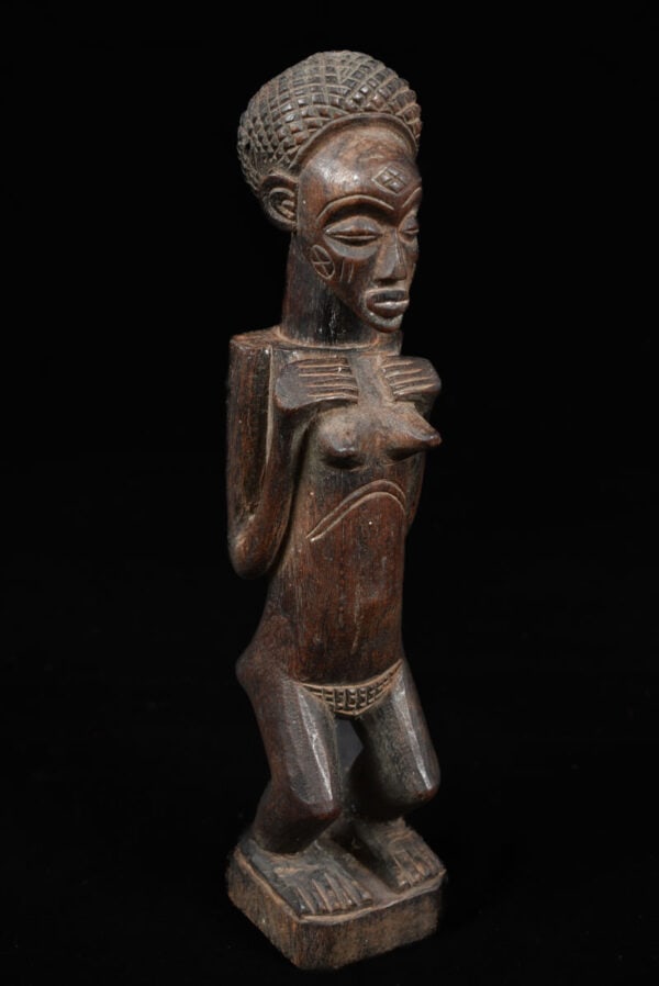 Ancestor figure - Wood - Chokwe - Congo: Beautiful standing ancestor figure from the Chokwe tribe of DR Congo. The wooden figure has a stylistic coiffure. Good condition with a wonderful patina. Powerful figure with a typical chokwe appearan