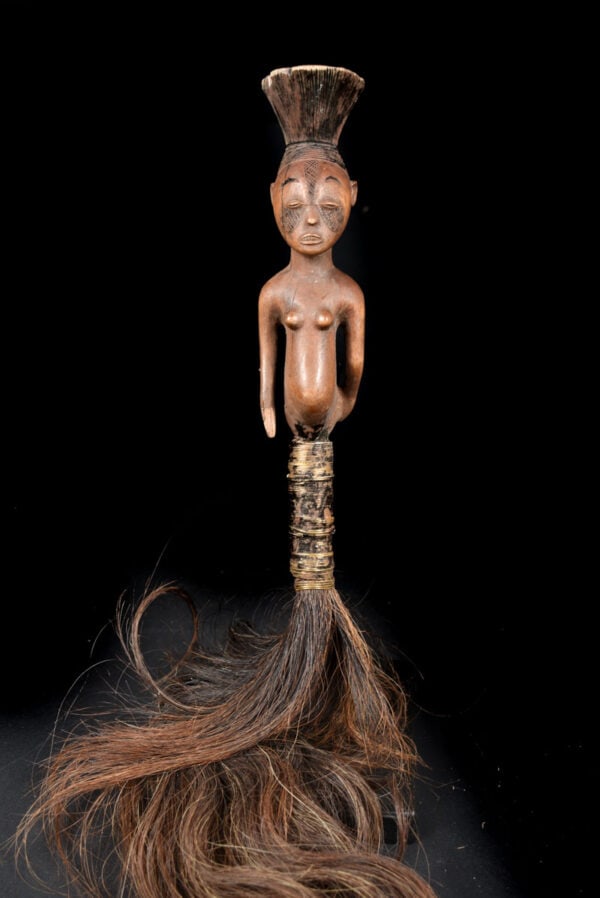 Fly whisk - Wood - Mangbetu - DR Congo: Ceremonial fly whisk from the Mangbetu tribeof DR Congo. Good condition with a beautiful aged patina. Flywhisks in Africa served two functions, the first being used to prevent insects from alighting