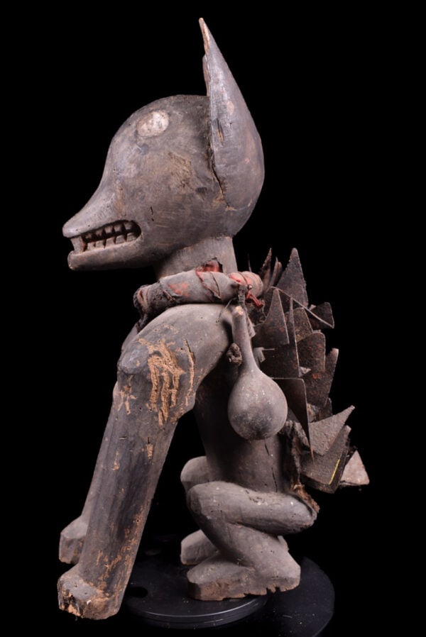 Nkisi Kozo - Nail, Wood - Bakongo - Congo: Powerfull Nkisi Kozo from the Bakongo tribe of DR Congo. The Nkisi Kozo plays an important role in the Bakongo world of experience: this Nkisi statue is the connection between the worlds of the