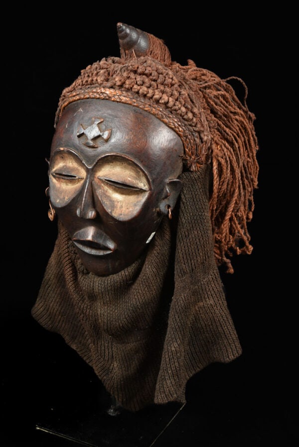 Mwana Pwo Mask - Wood, Rope - Chokwe - DR Congo: A very fine female Mwana Pwo mask from the Tschokwe tribe, DR Congo The Chokwe are well known for art objects produced to celebrate and validate the royal court. Expressive dance mask that represents 
