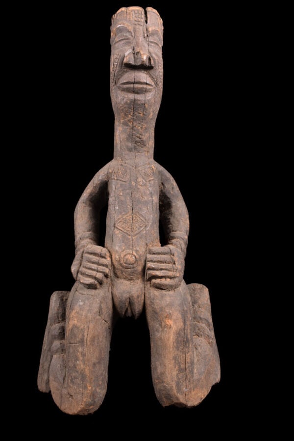 King ancestral figure - Wood - Ndengese - DR Congo: Powerfull Ndengese King ancestral figure with nice varied patina. The stylistic similarities with the sculpture of the neighboring Kuba people are evident. Beautiful scarifications all over the body