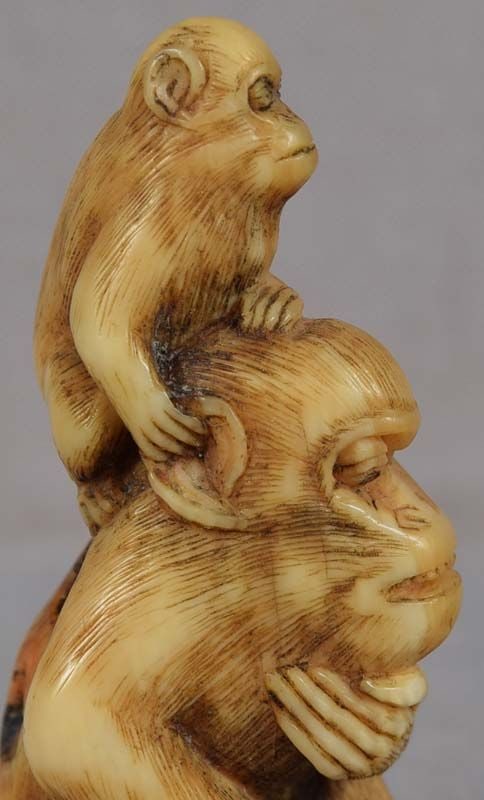 Early 19c netsuke MONKEY with young - 6