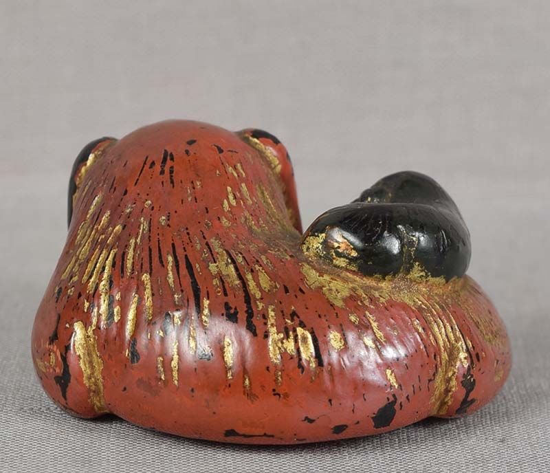 Early 19c lacquer netsuke SHISHI & CUB - 4
