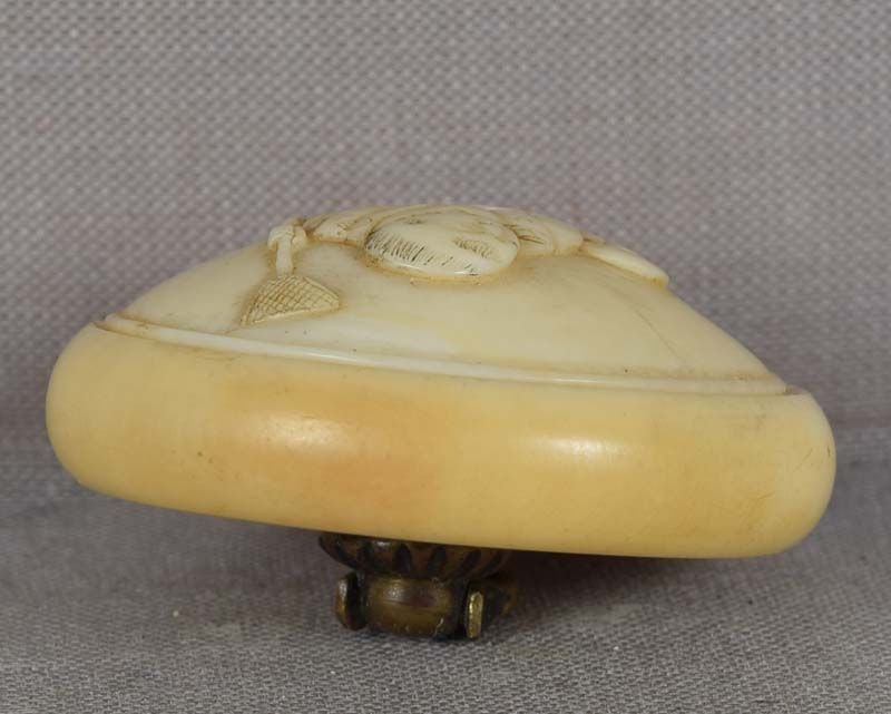 19c kagamibuta netsuke BOY with butterfly net - 4