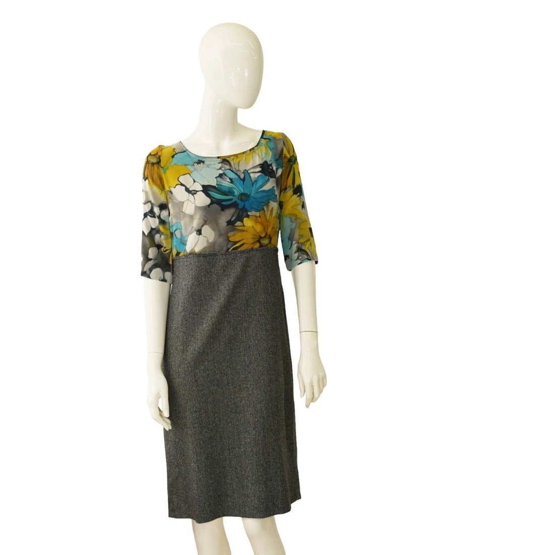 Dolce & Gabbana Silk Floral Woolen Herringbone Knee Length Dress Size 46: Title: Dolce & Gabbana Silk Floral Woolen Herringbone Knee Length Dress Size 46 Description:Dolce & Gabbana Silk Floral Woolen Herringbone Knee Length Dress Size 46 Carve an ultra-flattering