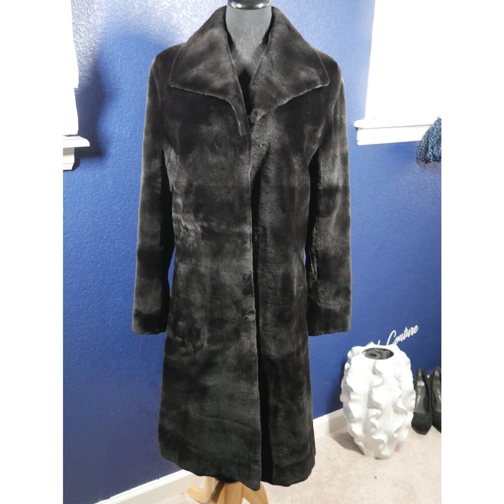 Gorgeous Black Sheared Female Mink 7/8ths length Fur Coat Jacket: Here is a Gorgeous mint/New condition Black sheared female mink coat. It is in excellent condition, looks never worn! no damage at all. it is 7/8ths length & has directional pelt sleeves and a tapered
