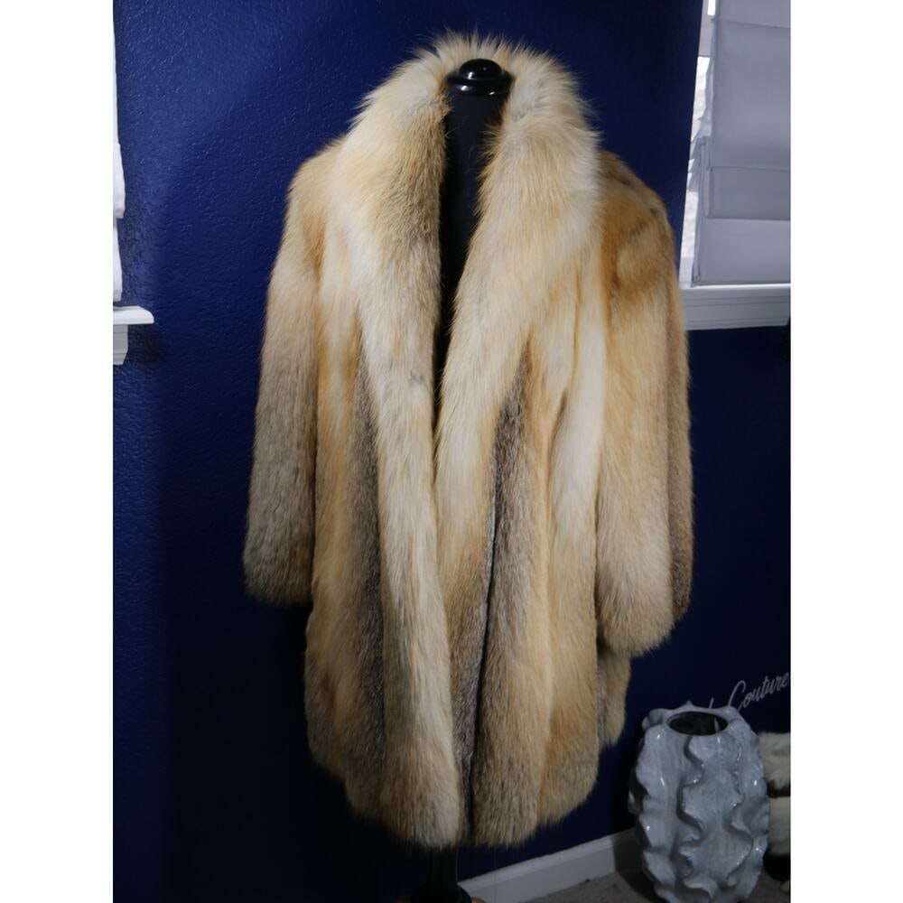 Stunning Golden Island Fox Fur Stroller Coat Jacket: Here is a stunning Golden Island Fox coat! Golden Island is one of the most soought after fox coats! and this one is gorgeous! It is in excellent condition, no damage at all. Looks hardly worn! Fur is