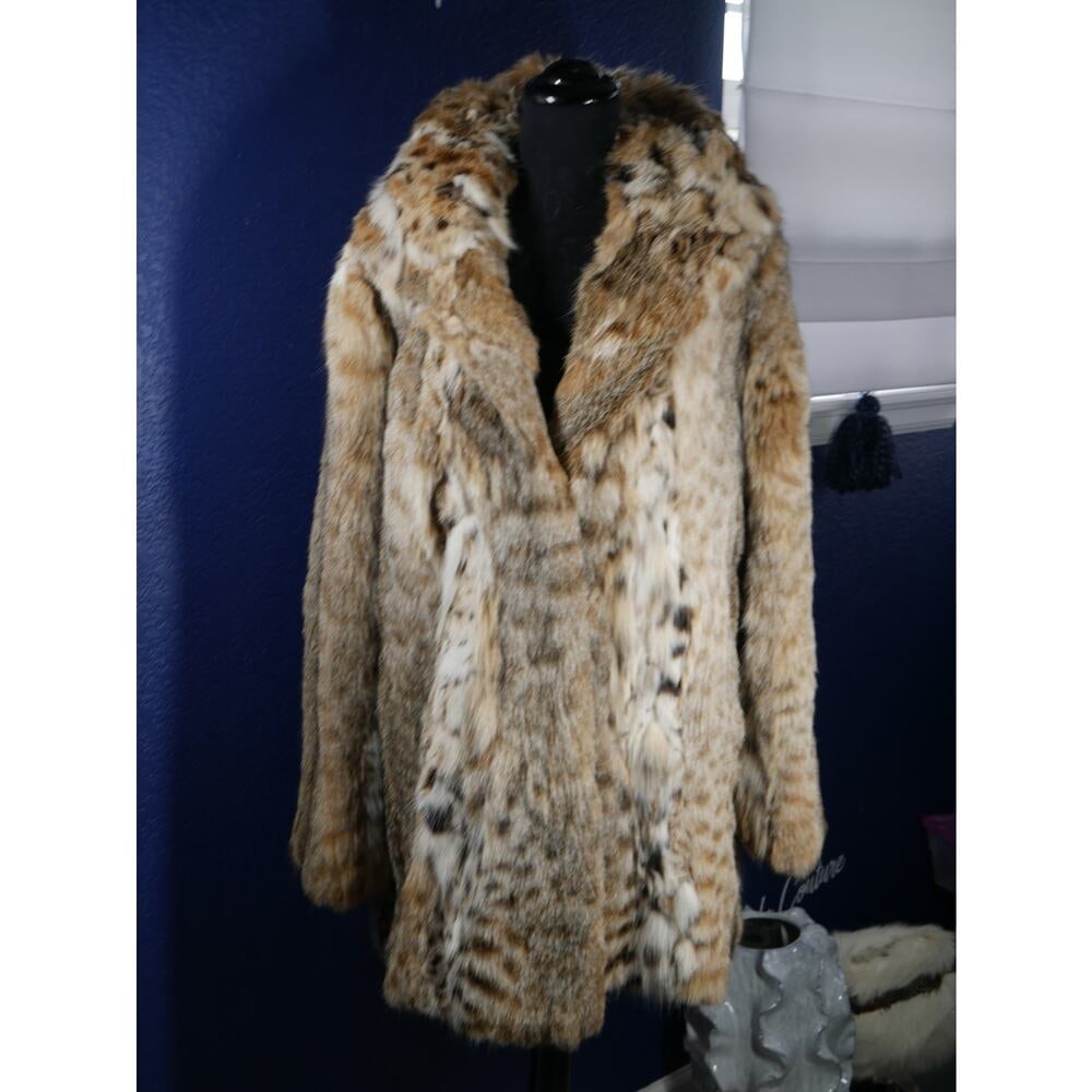 Gorgeous Spotted Lynx hooded Fur Coat Jacket: Here is a gorgeous spotted Lynx fur coat, it has a hood that is fixed, can not be removed. It is in great condition, no damage at all. Fur is buttery soft, supple & fluffy. It has hook & eye closures