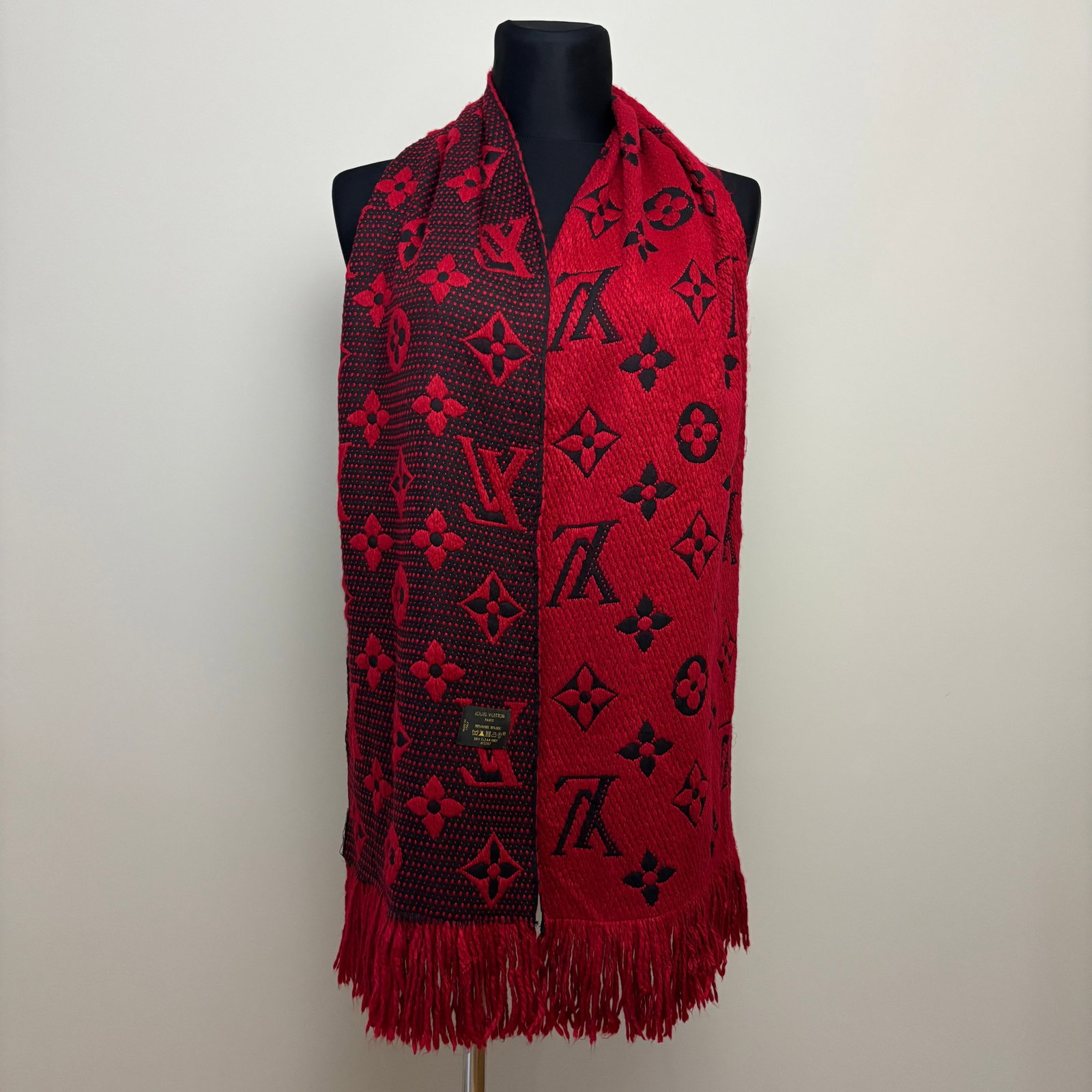 Louis Vuitton Bright Red Thick Wool & Silk Scarf: Title: Louis Vuitton Bright Red Thick Wool & Silk Scarf Brand:Louis Vuitton Date/Period:Vintage Materials:90% Wool 10% Silk Size:One Size Description:Louis Vuitton Bright Red Thick Wool & Silk Scarf R