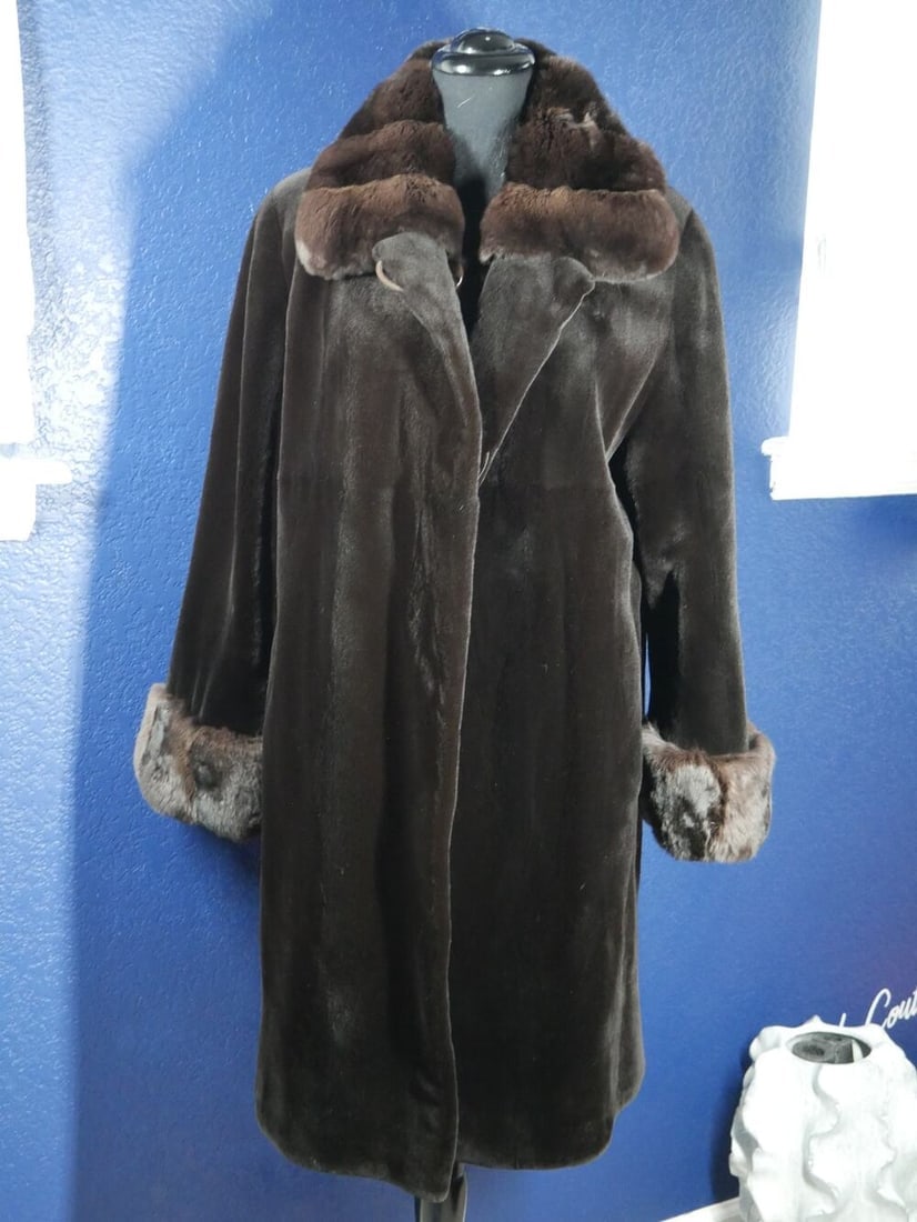 Gorgeous Reversible Sheared Mink & Chinchilla Fur Coat Jacket: Here is a gorgeous sheared mink coat with dyed to match chinchilla cuffs & collar. It is reversible to a shiny raincoat. It is in excellent condition, no damage at all. Fur is buttery soft, supple &