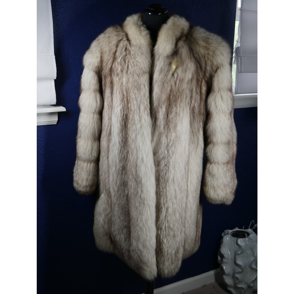 Big Fluffy Blue Fox Fur 3/4 length stroller Coat Jacket: Here is a gorgeous blue fox fur coat! it has a slight swing & spiral pelt dolman sleeves!. It is in excellent condition, no damage at all. Fur is buttery soft, supple & fluffy. It has hook & eye closu