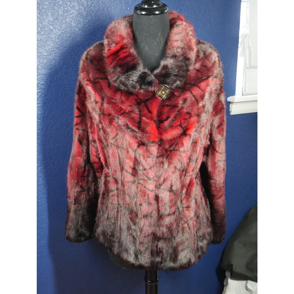 Gorgeous NEW Red Black Ombre & Design Mink Fur Coat Jacket: Here is a gorgeous New Mink in red & black with a Ombre design. You can gather the waist. It is in excellent condition, It is NOWT never worn. Fur is buttery soft, supple & shiny. It has hook & eye
