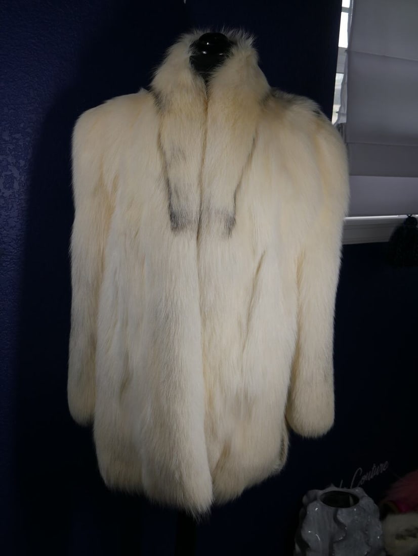 Beautiful Pearl Platinum Fox Fur Coat Jacket & matching hat!: Here is a beautiful Pearl Platinum fox fur coat with a mandarin collar & matching hat! Very unique!! It is in excellent condition, no damage at all. Fur is buttery soft, supple & fluffy. It has hook