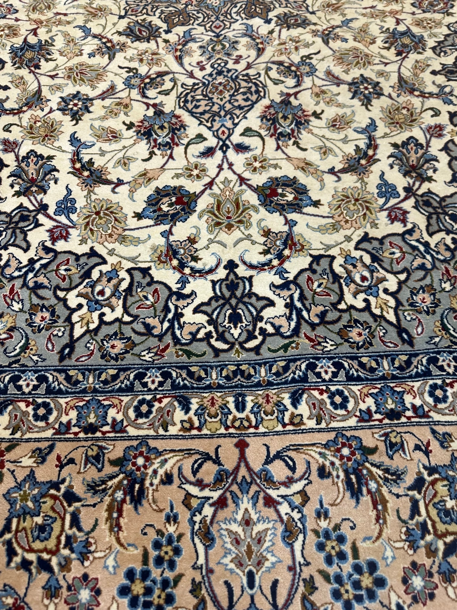 Very Fine Hand Knotted Persian SilkandWool Esfahan Rug 5.4x7.10 ft - 3