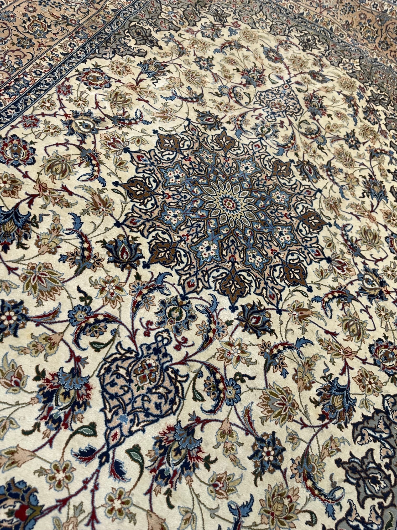 Very Fine Hand Knotted Persian SilkandWool Esfahan Rug 5.4x7.10 ft - 6