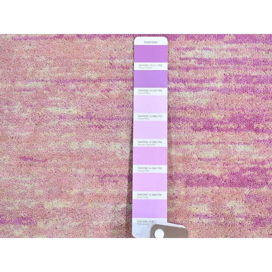 Hand Knotted Pink Thick and Plush Pure Wool Only Ombre Design Rug - 3