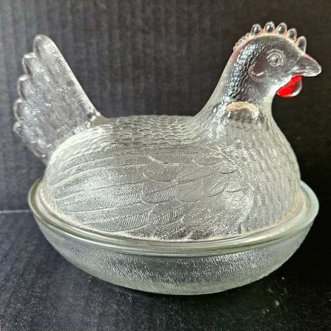 Vintage Clear Beadless Indiana Glass Hen on the Nest: Vintage Clear Beadless Indiana Glass Hen on the Nest Measures 6"x5.25" No chips or cracks Note the red coloring on the wattle Made circa 1930-1950 Shipping: Domestic: Flat-rate of $18.00 to anywhere