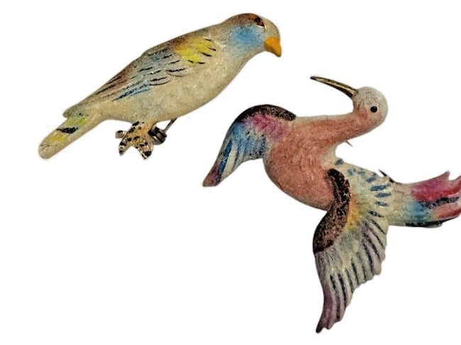 2 pcs Vintage Fuzzy Korea bird & parakeet Brooch Pin jewelry: Add a touch of retro charm to your jewelry collection with this vintage fuzzy bird and parakeet brooch pin. The piece features a colorful mix of materials, including gold-tone metal, and is signed for