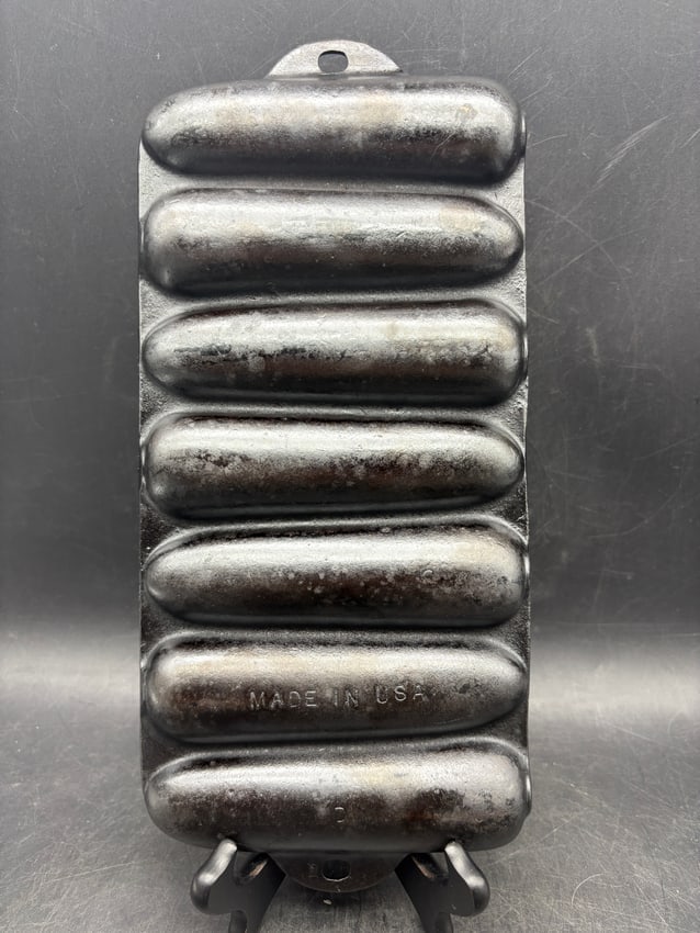Vintage Cast Iron Corn Stick Pan 7 Ear Mold Made in USA Marked D Cornbread Pan Seasoned - 2