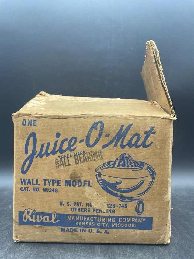 1941 RIVAL JUICE-O-MAT JUICER CAST IRON W/RED HANDLE RARE CATALOG #WJ248 - 2