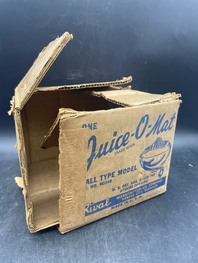 1941 RIVAL JUICE-O-MAT JUICER CAST IRON W/RED HANDLE RARE CATALOG #WJ248 - 3