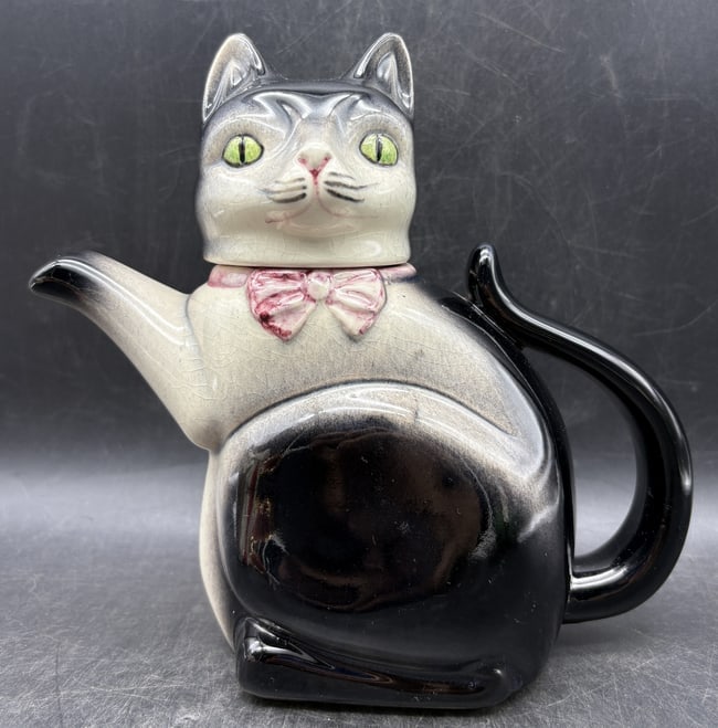 Vintage McCoy Cat Teapot 9520 Green Eyes Pink Bow Figural Pottery USA Tuxedo Cat: Date/Period: Approx. 1940s-1960s Dimension: Approx. Height: ~8 inches Width: ~8 inches (spout to handle) Material: ceramic Additional Information: Vintage McCoy Cat Teapot 9520 Green Eyes Pink Bow