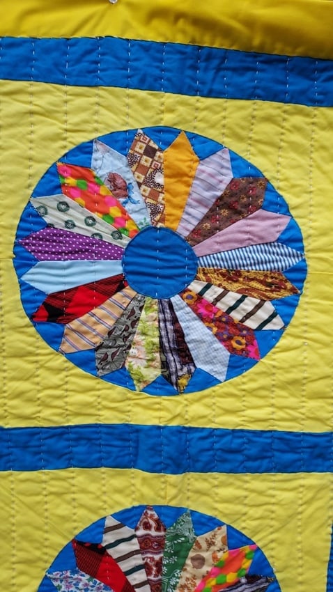 Wagon Wheel Design Quilt 1950 1970 Funky Colors Great Design: Nice look to this quilt. Great fabric from 50-70. No holes or damage. One small stain hard to find. Measures 83 x 65". . Shipping: Domestic: Flat-rate of $30.00 to anywhere within the contiguous U.S.