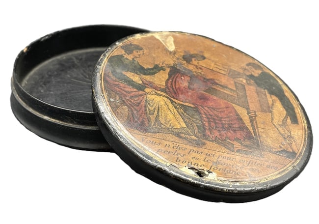 ANTIQUE LAQUER SNUFF BOX FRENCH SCENE with provenance - 4