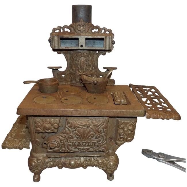 1890s Hubley Brand Eagle Toy Stove (1 of 14)