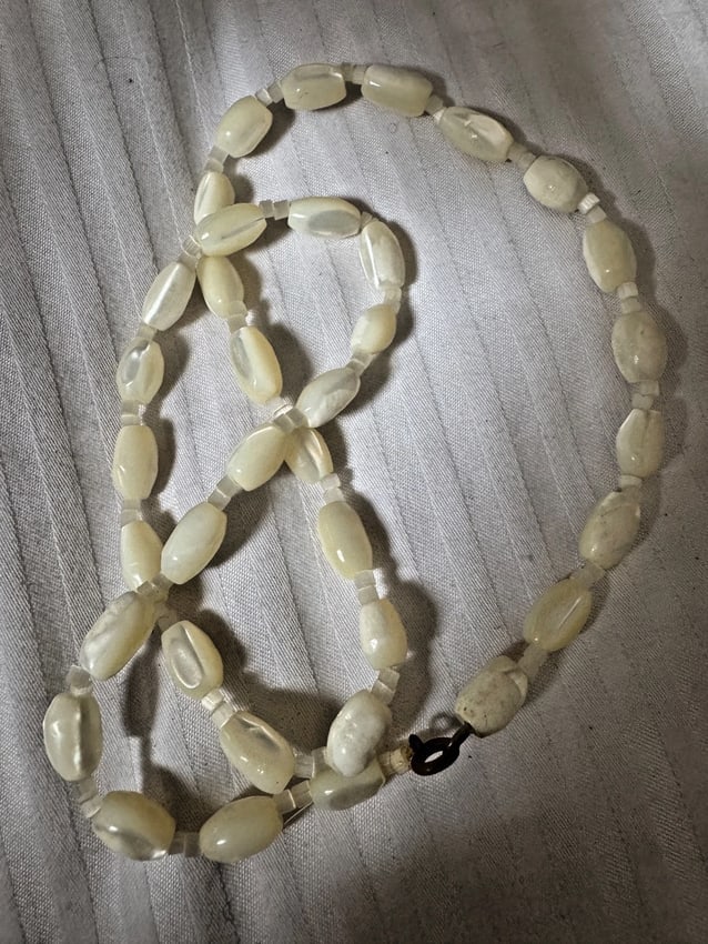 Antique Victorian MOP Shell Mother of Pearl Hand Cut Beaded Necklace 20": The Antique Victorian MOP Shell Mother of Pearl Hand Cut Beaded Necklace is a stunning piece of vintage jewelry. This 20-inch necklace features a single strand of white mother of pearl shells, with ea