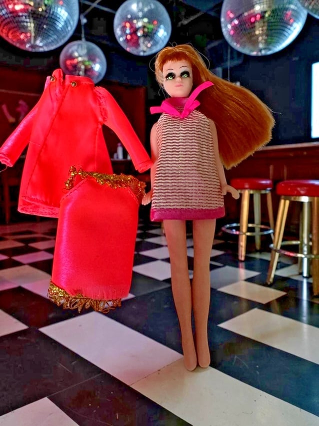 1970s Topper Dawn doll GLORI w/ original outfit,: The 1970s Topper Dawn doll GLORI is a vintage fashion doll from the Dawn franchise. This 6-inch doll has red straight hair, a light complexion, and is dressed in her original outfit. She is a girl dol