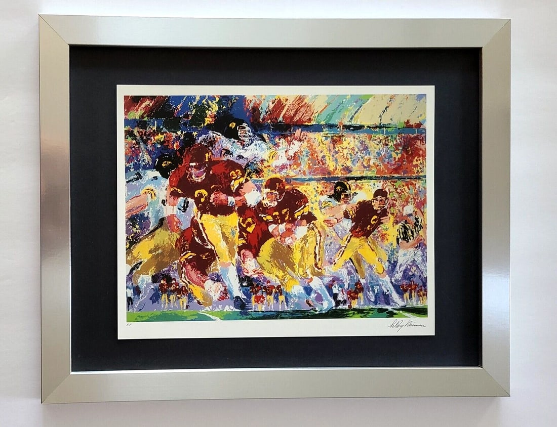 LEROY NEIMAN + 1980's VINTAGE SIGNED PRINT FRAMED + " IOWA VS MINNESOTA ": We have for Sale this LEROY NEIMAN AWESOME 1980'S PRINT AFTER THE SERIGRAPH " IOWA VS MINNESOTA " PLATE SIGNED FULL OF COLOR PRINT SIZE OF THE PRINT IS ABOUT: 9 X 11 in NEW SILVER FRAME COVERS AN