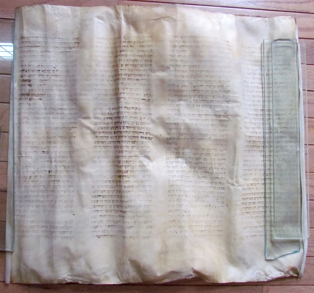 TORAH SCROLL FRAGMENT MANUSCRIPT VELLUM ANTIQUE BIBLE Leviticus 24:2-26:18 - 4