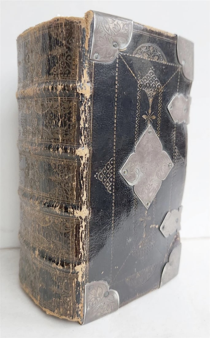 1697 BIBLE in ENGLISH OLD & NEW TESTAMENT antique w/ SILVER DECORATIONS & CLASPS - 2
