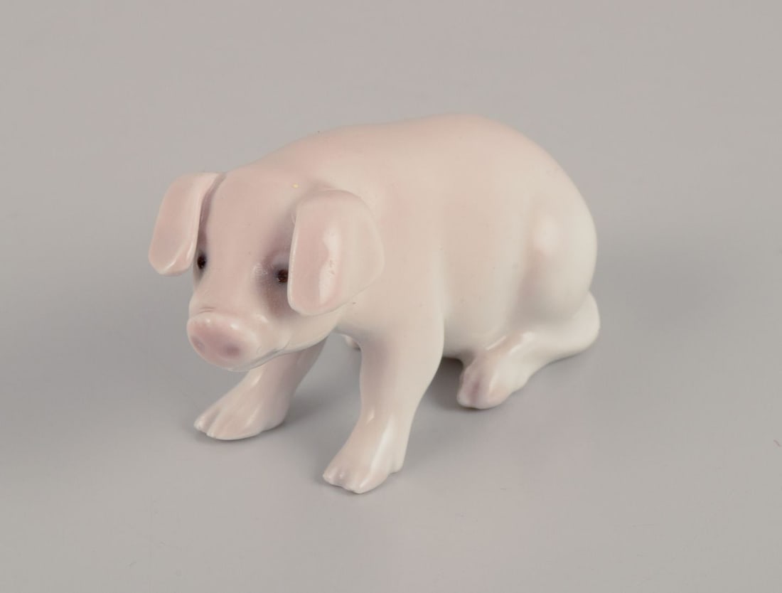 Bing & Grondahll, rare porcelain figurine of a piglet. Approx. 1930.: Bing & Grondahll, rare porcelain figurine of a piglet. Model number 1882. Approximately 1930. Marked. First factory quality. In excellent condition. With small firing defect. See photo. Dimensions: L