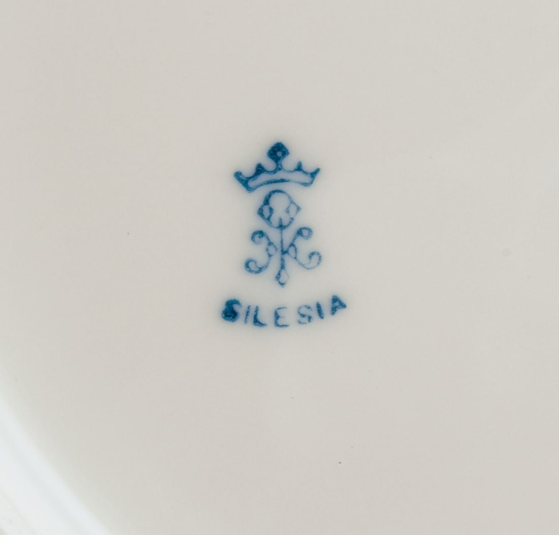 Silesia, Germany. Eight lunch plates in porcelain with floral motifs. Approx. 1930s. - 5