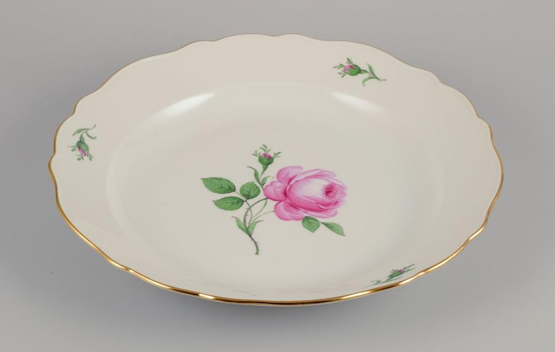 Meissen, large round "Pink Rose" serving platter in porcelain. Ca. 1920/30s.: Meissen, large round "Pink Rose" serving platter. Hand-painted with pink rose, gold rim. Ca. 1920/30s. Marked. Third factory quality. In excellent condition with minimal signs of use. Dimensions: D