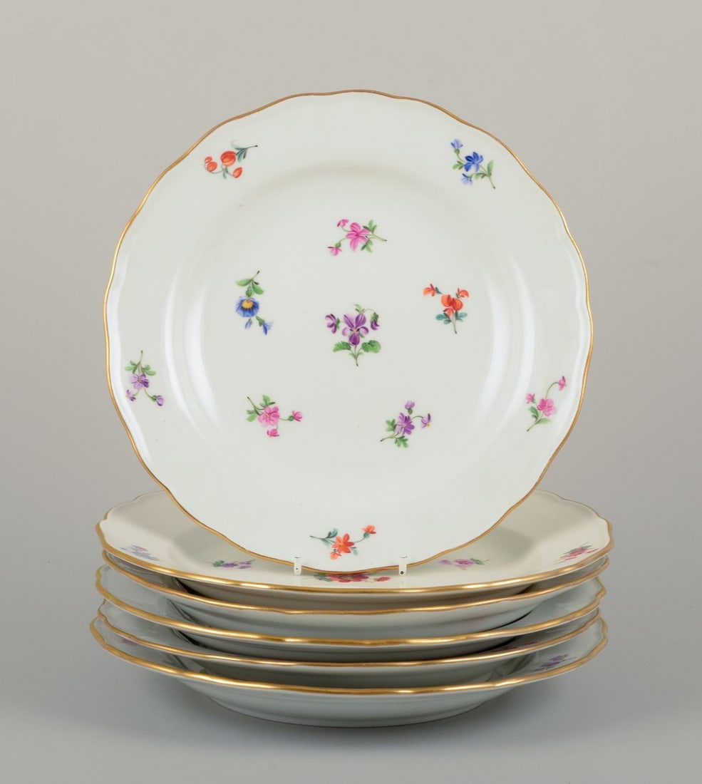 Meissen, Germany. Six dinner plates in porcelain with floral motifs, gold rim. Approx. 1920s/1930s.: Meissen, Germany. Six dinner plates in porcelain. Hand-painted with polychrome floral motifs, gold rim. Approximately 1920s/1930s. Marked. First factory quality. Perfect condition. Dimensions: D 24.5 