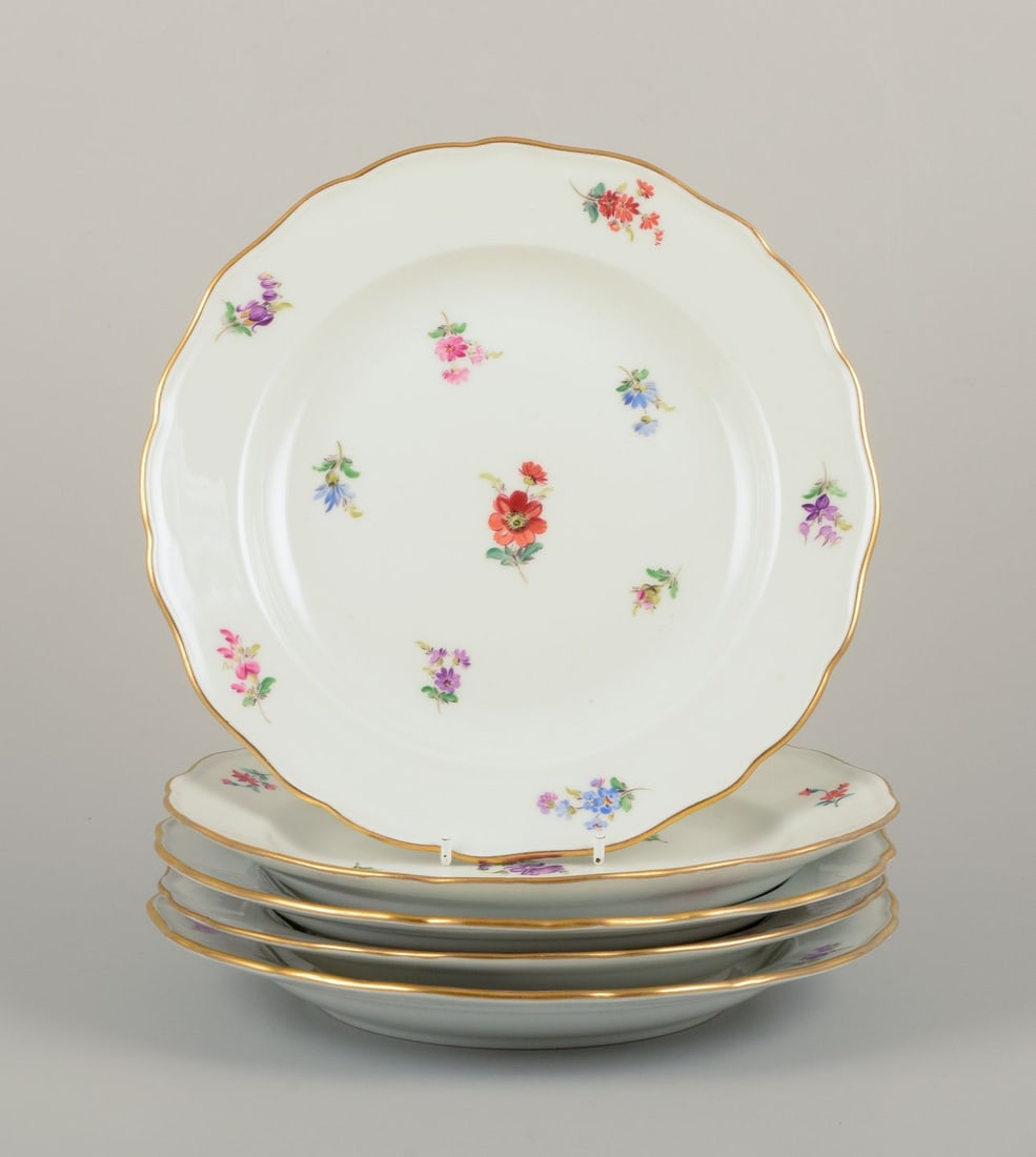 Meissen, Germany. Five dinner plates in porcelain with floral motifs, gold rim. Approx. 1920s/1930s.: Meissen, Germany. Five dinner plates in porcelain. Hand-painted with polychrome floral motifs, gold rim. Approximately 1920s/1930s. Marked. First factory quality. Perfect condition. Dimensions: D