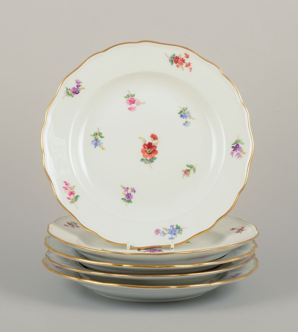 Meissen, Germany. Five dinner plates in porcelain with floral motifs, gold rim. Approx. 1920s/1930s.: Meissen, Germany. Five dinner plates in porcelain. Hand-painted with polychrome floral motifs, gold rim. Approximately 1920s/1930s. Marked. First factory quality. Perfect condition. Dimensions: D