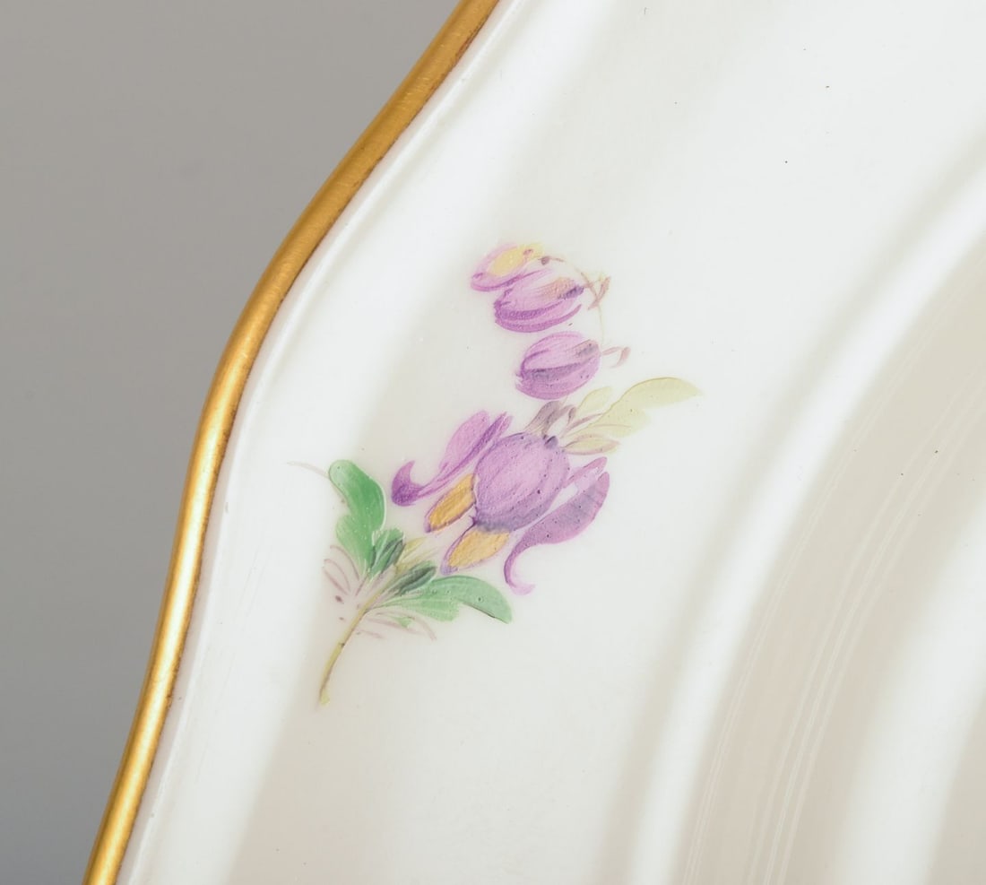 Meissen, Germany. Five dinner plates in porcelain with floral motifs, gold rim. Approx. 1920s/1930s. - 5