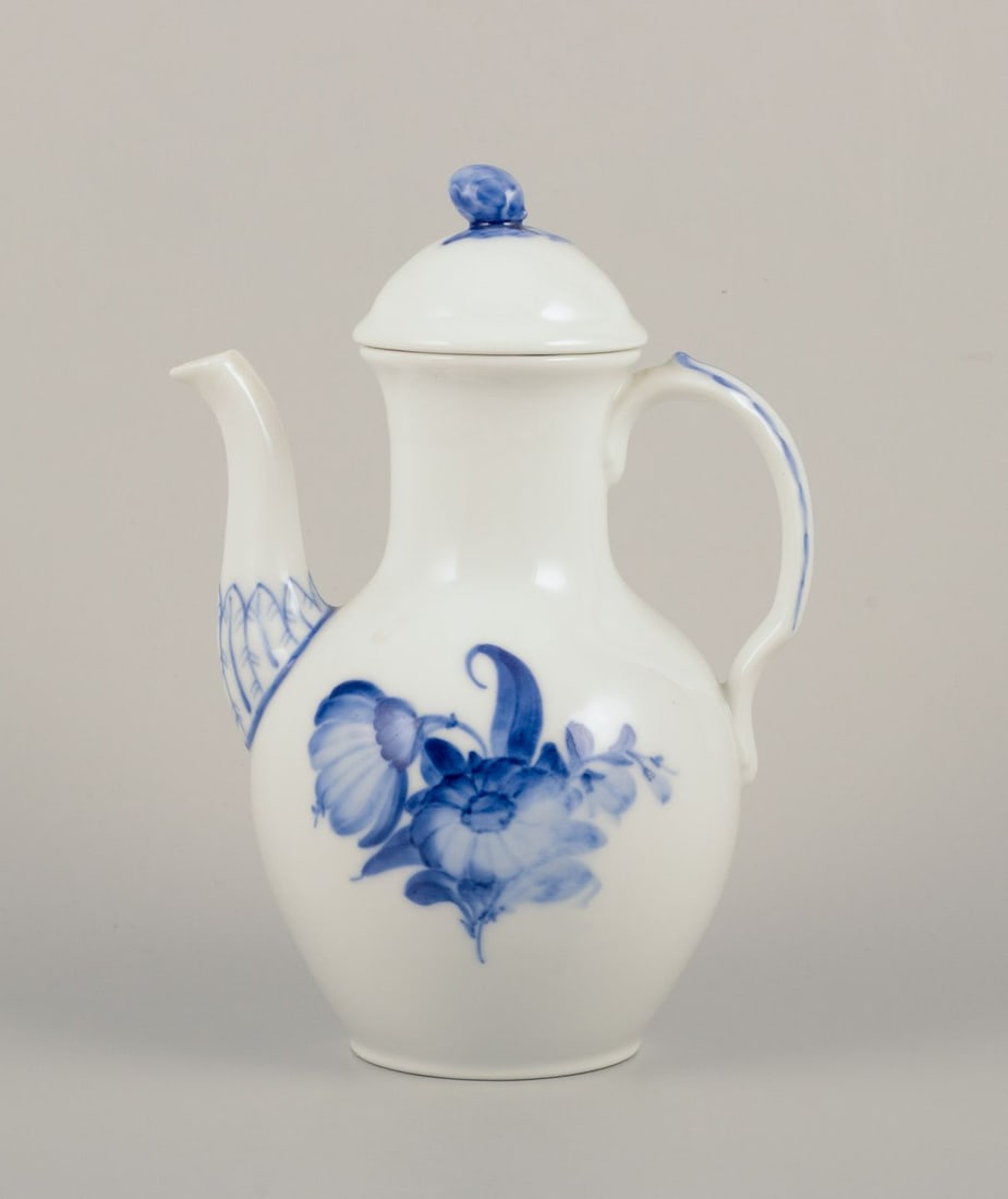 Royal Copenhagen Blue Flower Braided. Coffee Pot. Approx. 1930.: Royal Copenhagen Blue Flower Braided Coffee Pot. Model number 10/8189. Approximately 1930. Second factory quality. Perfect condition. Marked. Dimensions: H 23.5 x D 17.0 cm including handle and