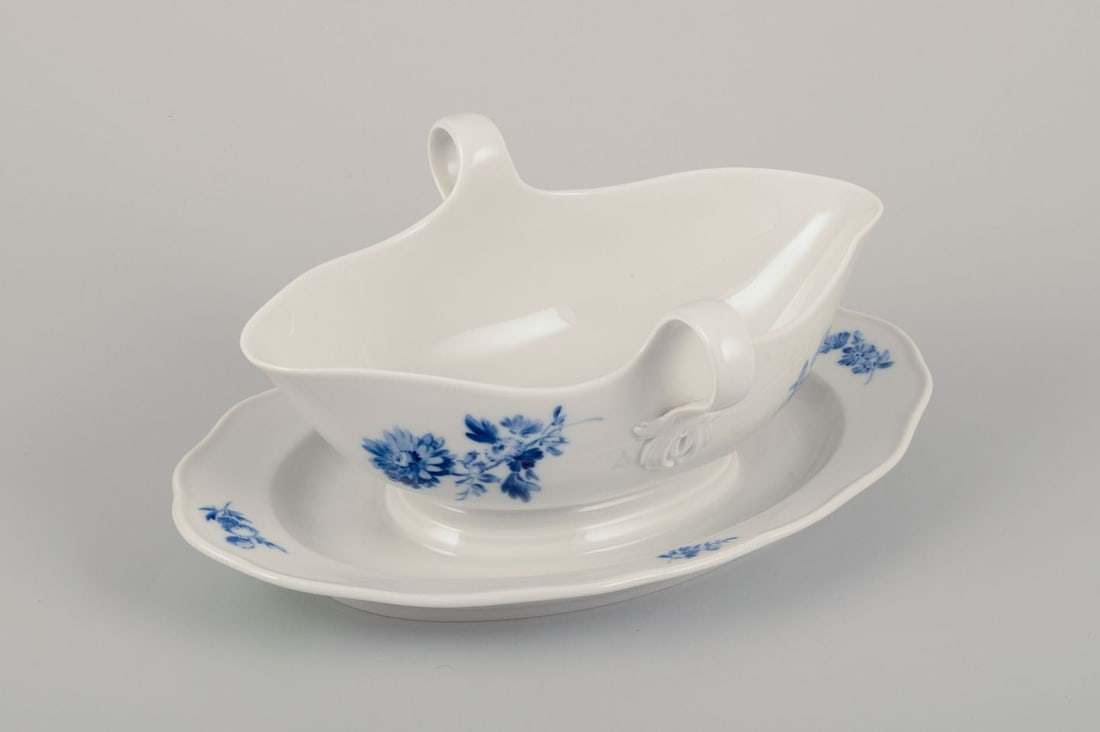 Meissen, Germany. Sauce boat on foot in porcelain. Mid-20th C.: Meissen, Germany. Sauce boat on foot in porcelain. Hand-painted with floral motifs and insects in blue. Mid-20th century. Marked. Fifth factory quality. In perfect condition. Dimensions: Length 23.0 c