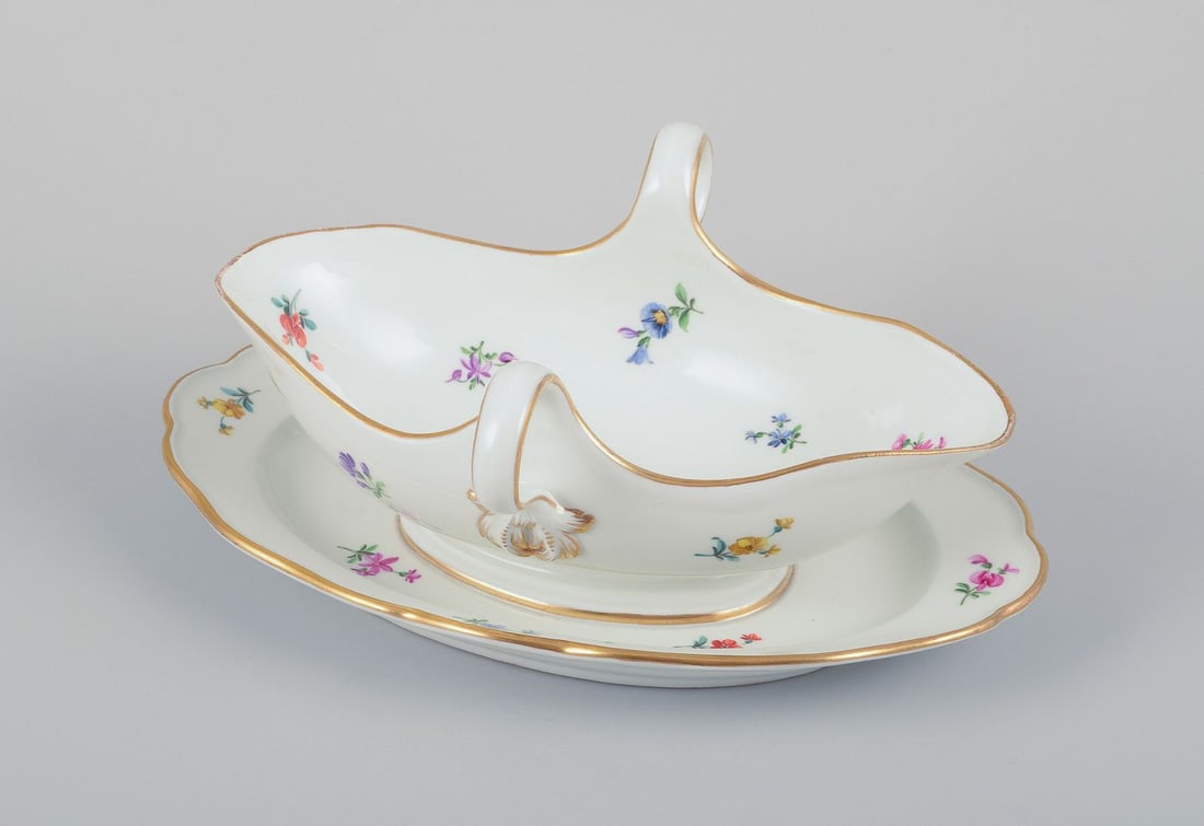 Meissen, Germany, porcelain sauce boat on foot. Approx. 1920.: Meissen, Germany, sauce boat on foot. Hand-painted with polychrome floral motifs, gold rim. From circa 1920. Marked. First factory quality. In good condition, with minimal wear. Dimensions: Length