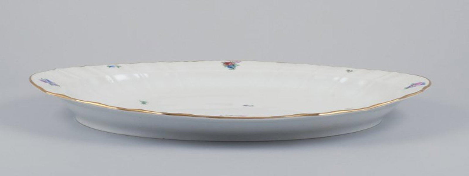 Royal Copenhagen Saxon Flower, very large oval serving platter in porcelain. Early 20th C. - 7