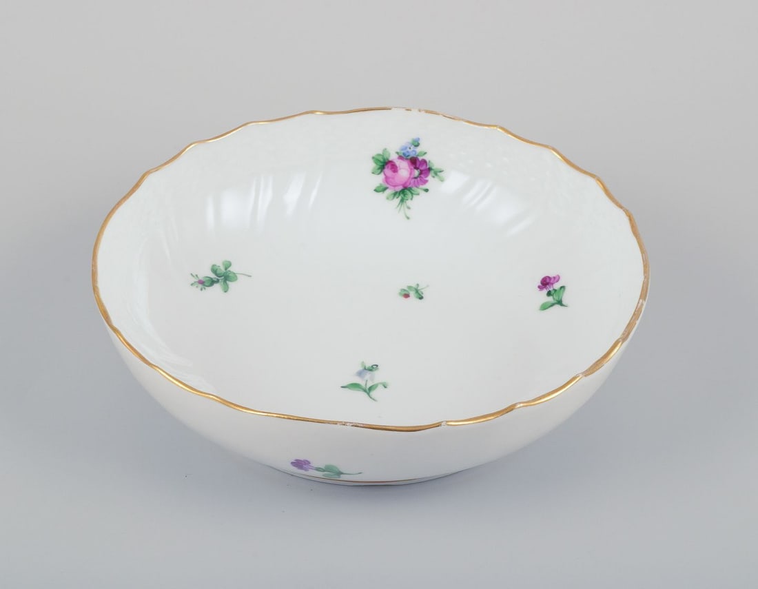Royal Copenhagen Saxon Flower, round bowl in porcelain. Early 20th C.: Royal Copenhagen Saxon Flower, round bowl in porcelain. Hand-painted with polychrome floral motifs, gold rim. Model 482/1518. Early 1900s. Marked. Second factory quality. In excellent condition, with
